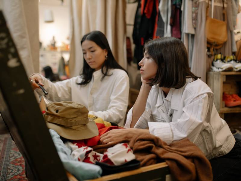 L’Alliance du Commerce publie une étude juridique sur les enjeux de la vente de vêtements de seconde main avec le soutien du DEFI